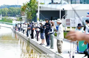 贵阳铁建城饮马湖公园：垂钓高手一展身手！