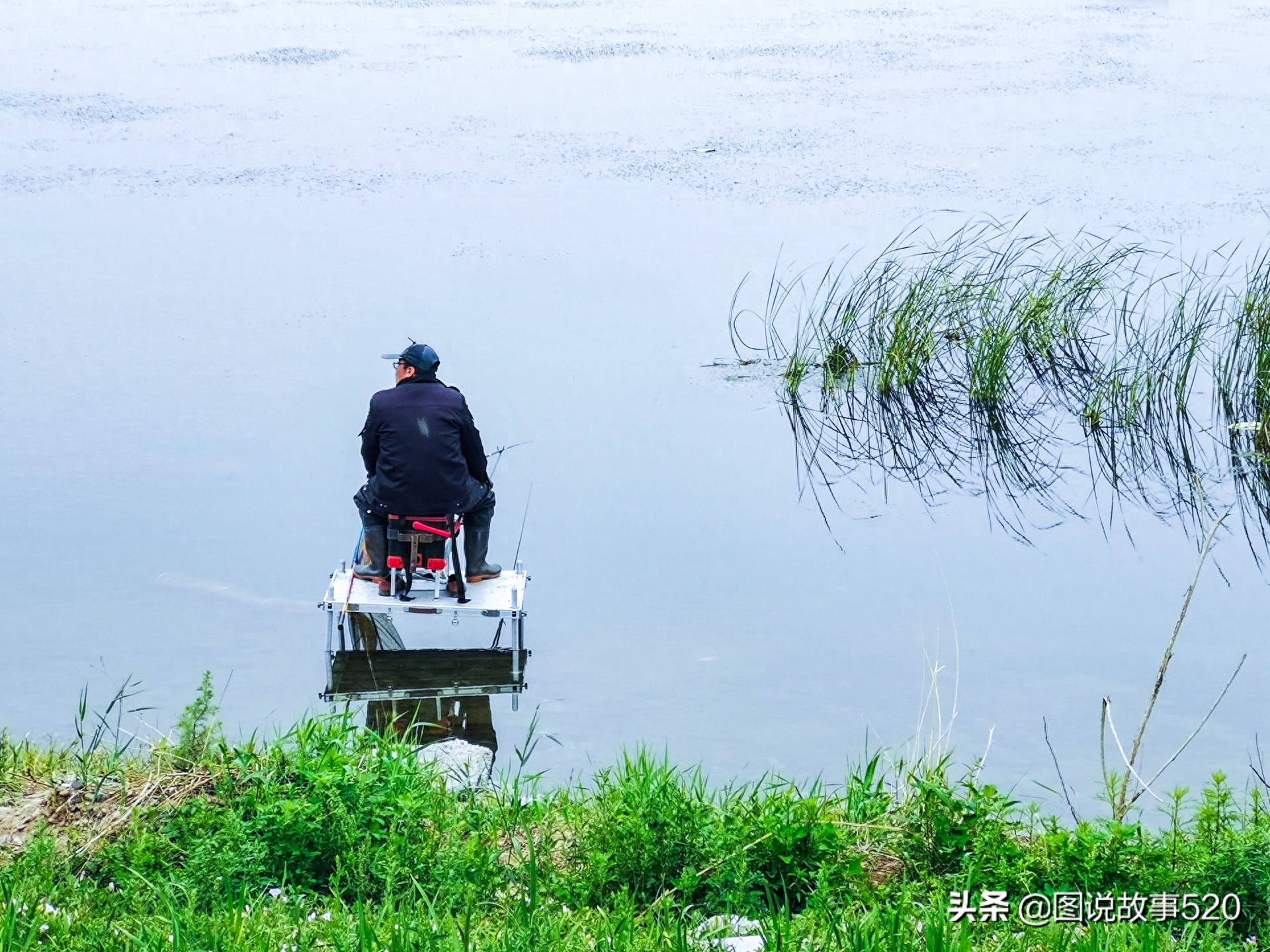 北方水城：4根钢管湖上搭个“钓鱼台”，钓鱼大爷成最厉害大爷