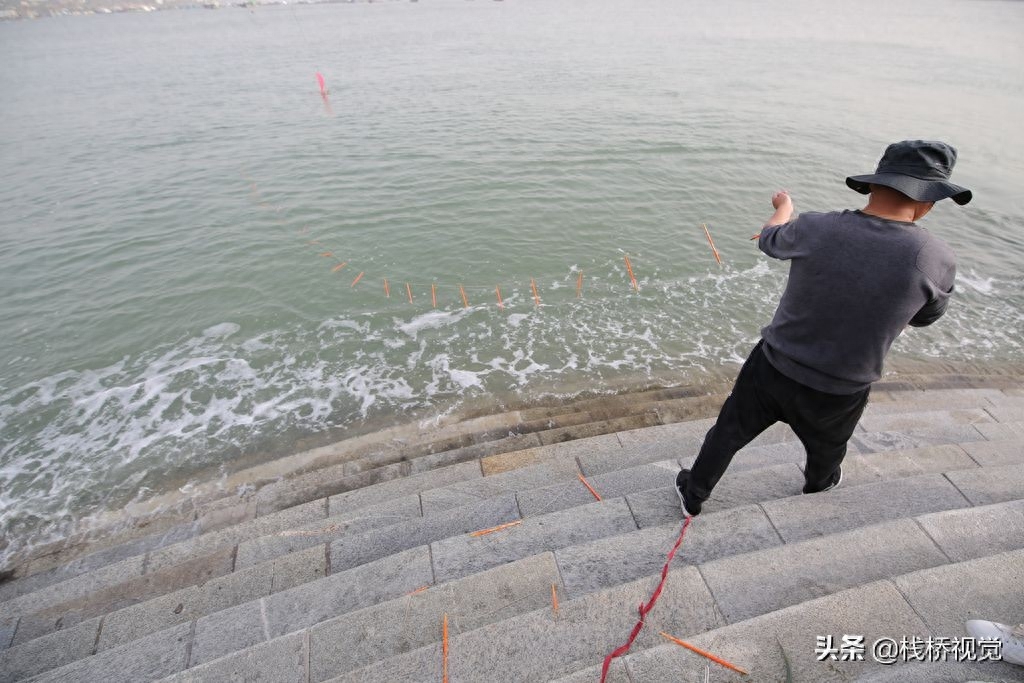 钓鱼神器！小帆船牵引筷子挂钩放长线钓针量鱼